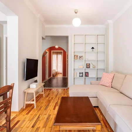 F & B Collection - Flat For 4 Apartment